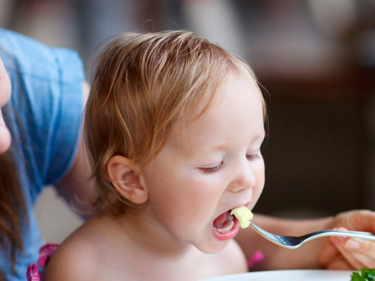 Дети едят масло. Ребенок ест яичницу. Дети едят омлет. Педагогический прикорм. Ребенок ест омлет фото.
